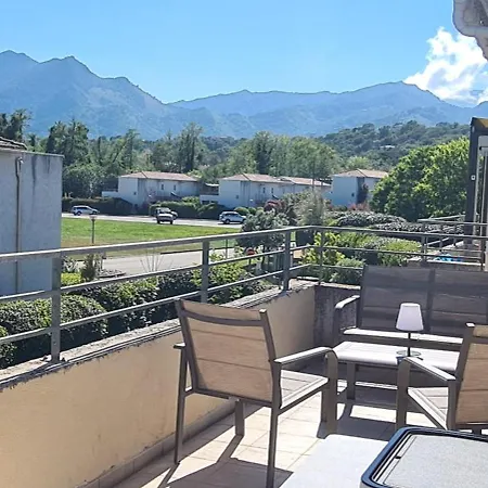 Joli Residentiel Et Piscine