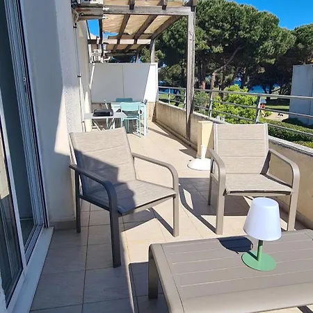 Joli Residentiel Et Piscine