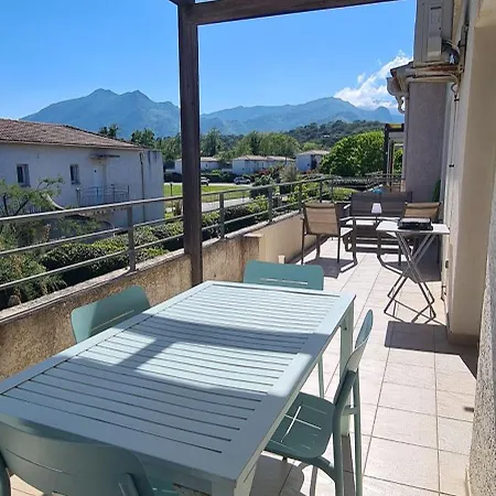 Joli Residentiel Et Piscine
