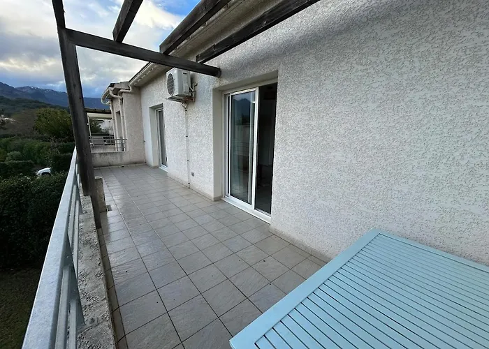 Joli Residentiel Et Piscine