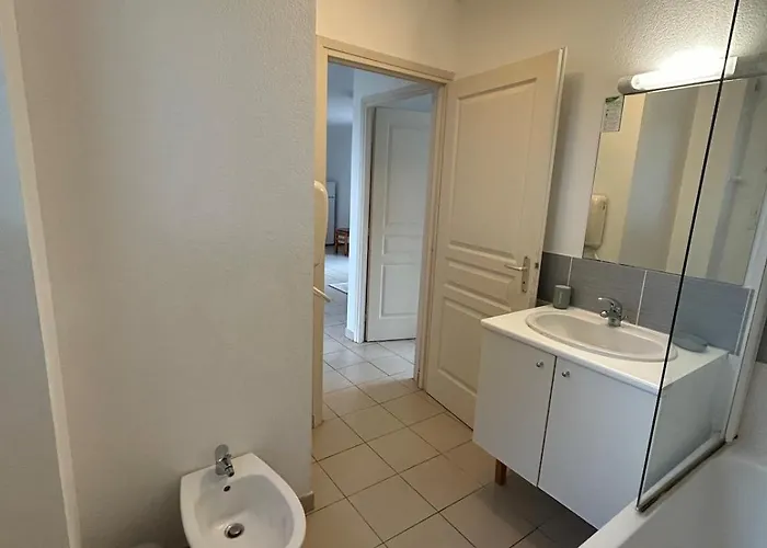 Joli Residentiel Et Piscine *