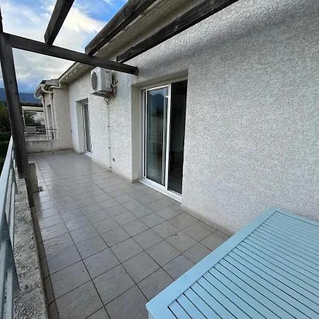 Joli Residentiel Et Piscine